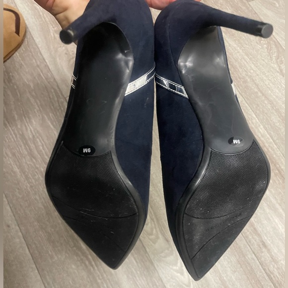 Woman’s Dark Navy Blue Marc Fisher Heels - Picture 2 of 4
